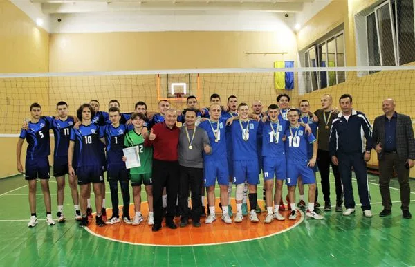 Вітаємо команду юнаків коледжу та тренера Миколу Гамалійчука із срібною перемогою у волейбольному турнірі ХХХІ Спортивних ігор Волині.