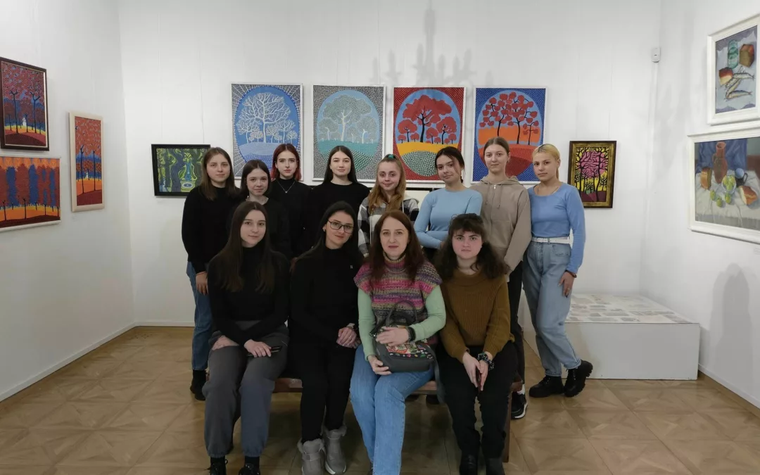 Отримати нові ідеї та натхнення для власних робіт: студенти відвідали виставку картин Олександра Валенти