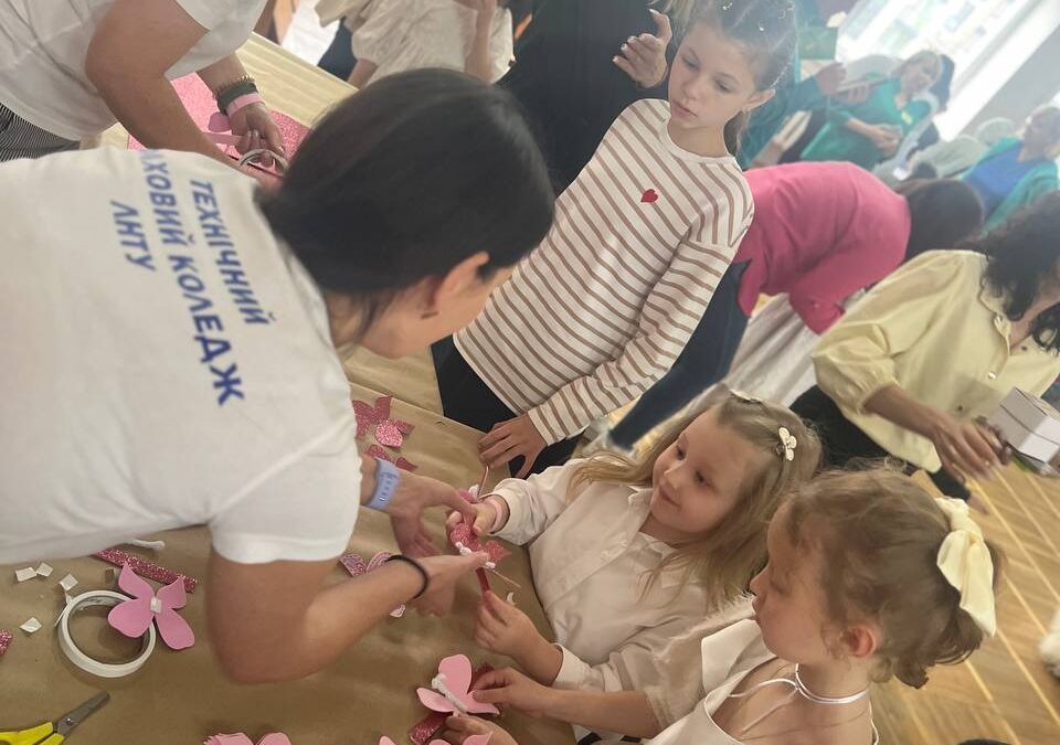 Квіти, барви й тепло сердець: майстерка від флористів і дизайнерів для маленьких пацієнтів