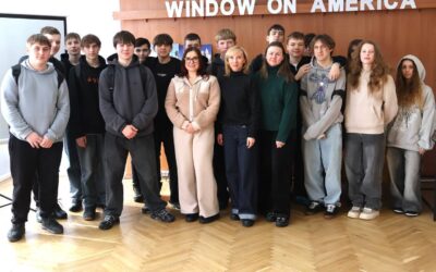 Вивчати англійську через історії лідерів: студенти на незвичному занятті у бібліотеці